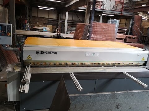 73. mechanical guillotine installed in the midlands.